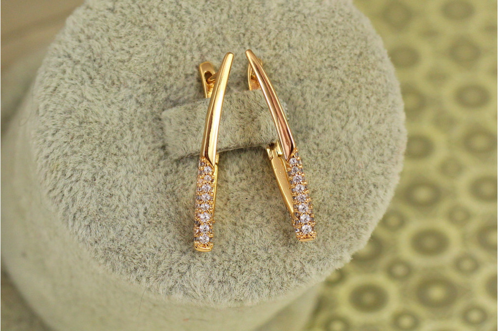 Серьги Xuping Jewelry скобки с камешками на острие 2,8 см золотистые