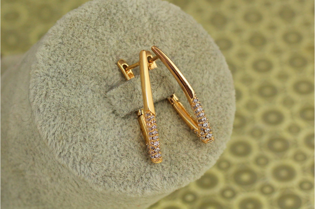 Серьги Xuping Jewelry скобки с камешками на острие 2,8 см золотистые
