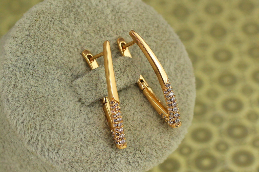 Серьги Xuping Jewelry скобки с камешками на острие 2,8 см золотистые