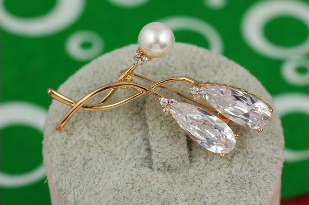 Брошь Xuping Jewelry веточка с двумя камнями и жемчугом золотистая