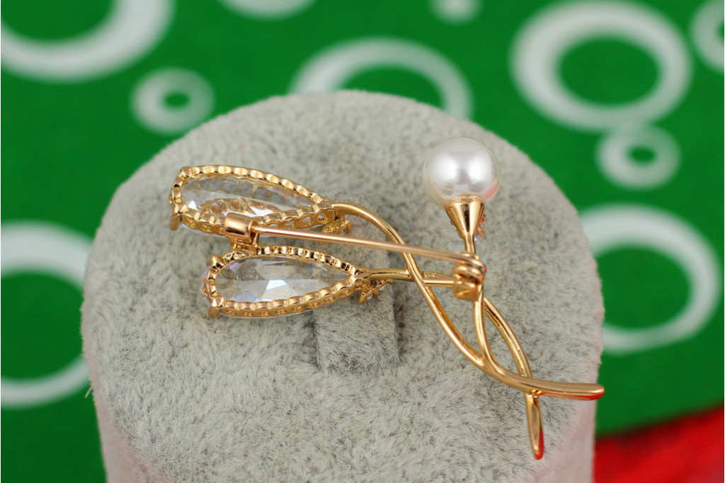 Брошь Xuping Jewelry веточка с двумя камнями и жемчугом золотистая