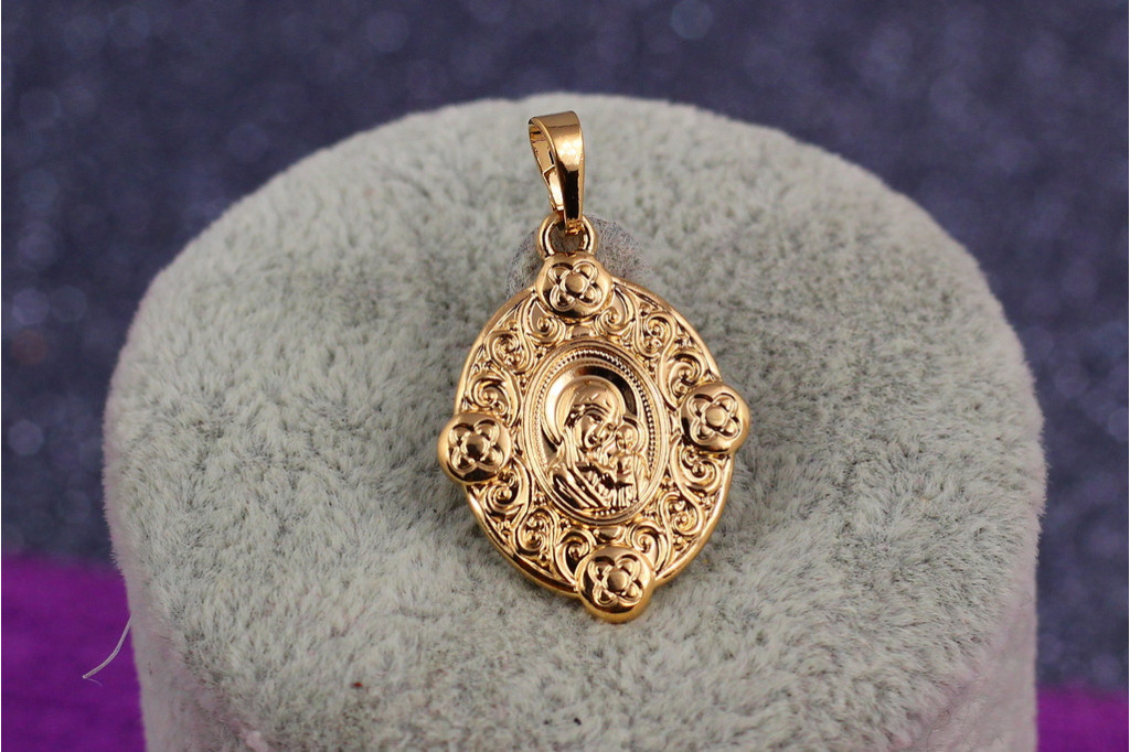 Ладанка Xuping Jewelry овальная с волнистыми краями Мария склонила голову к младенцу 2 см золотистая