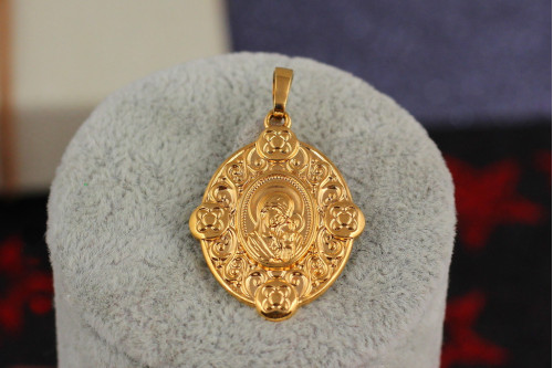 Ладанка Xuping Jewelry овальная с волнистыми краями Дева Мария с младенцем 3 см золотистая