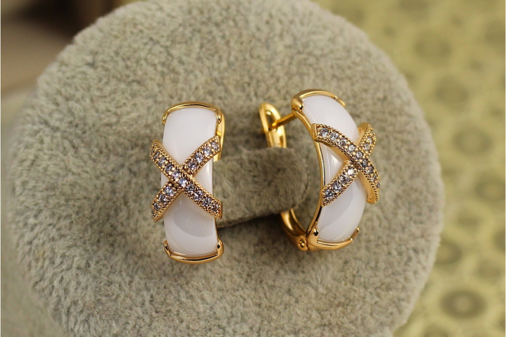 Сережки Xuping Jewelry золотий перетин з білою керамікою 1,8 см золотисті