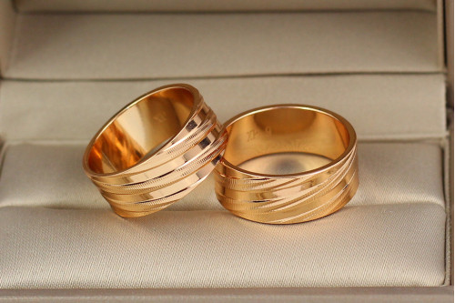 Обручка Xuping Jewelry тіснені косі смужки 8 мм р 16,17,22 золотиста 22