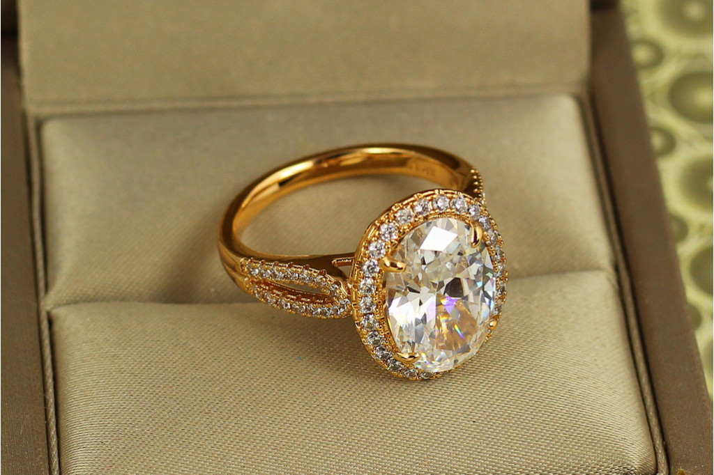 Кільце Xuping Jewelry Камея із білим каменем р 19 золотисте