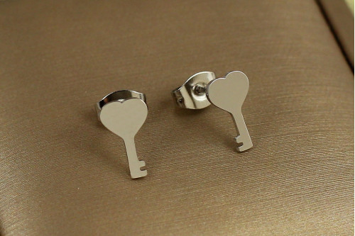 Сережки Stainless steel гвоздики ключ з сердечком 1 см сріблястий