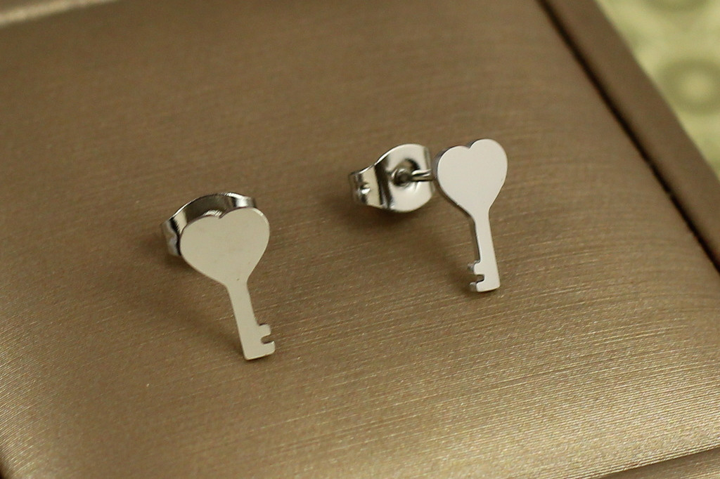 Сережки Stainless steel гвоздики ключ з сердечком 1 см сріблястий