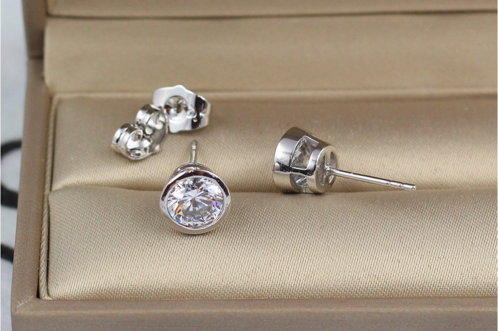 Серьги гвоздики Xuping Jewelry с камнем в ободке 7 мм серебристые