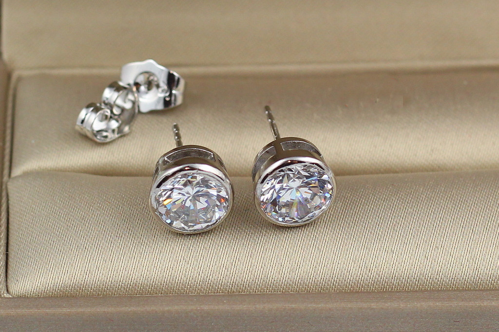 Серьги гвоздики Xuping Jewelry камень в ободке 8 мм серебристые