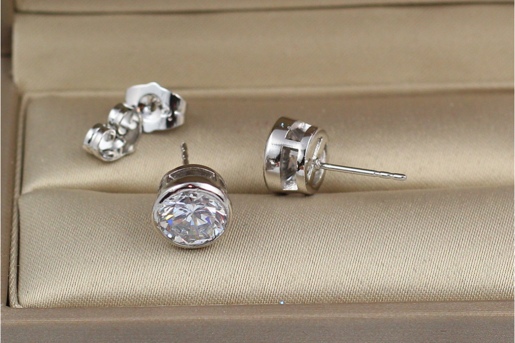Серьги гвоздики Xuping Jewelry камень в ободке 8 мм серебристые