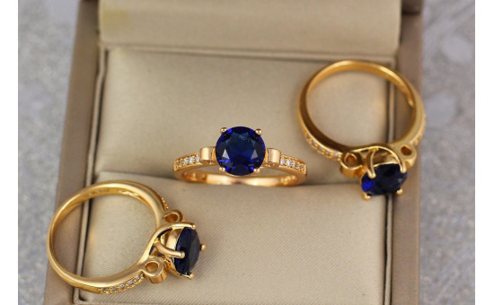 Кільце Xuping Jewelry з синім каменем 8 мм і дрібними фіанітами з боків р19 золотисте