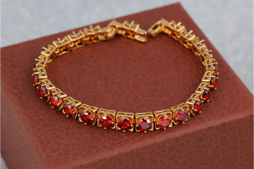 Браслет Xuping Jewelry з червоними каменями в квадратній оправі по всій довжині 19 см 6 мм золотистий