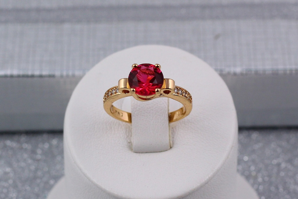 Кольцо Xuping Jewelry с малиновым камнем 8 мм  р 19  золотистое