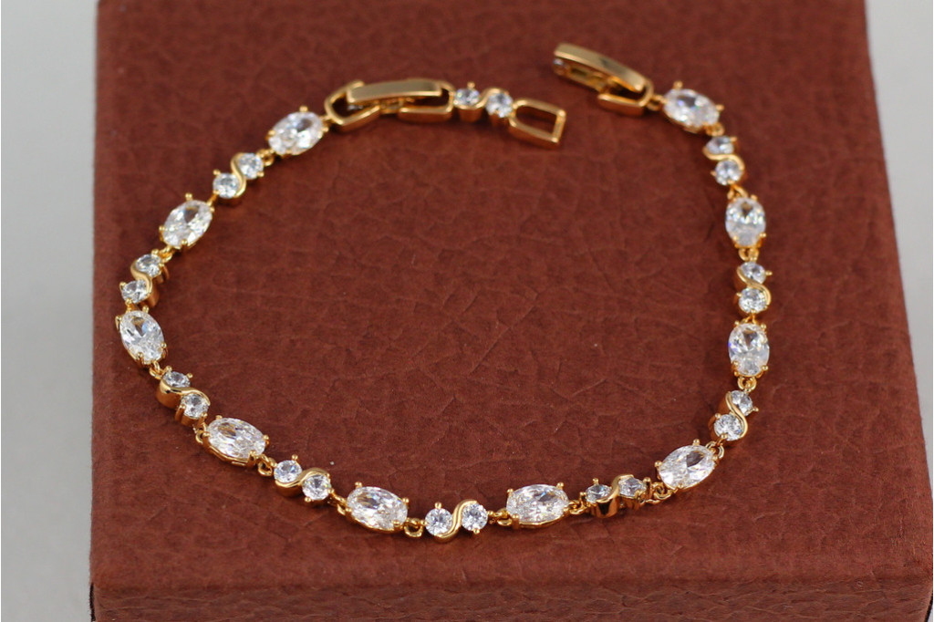 Браслет Xuping Jewelry хвилі з білими каменями 17 см 4 мм золотистий