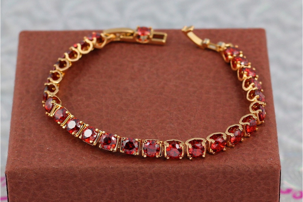 Браслет Xuping Jewelry с красными камнями в квадратной оправе  17 см  6 мм золотистый