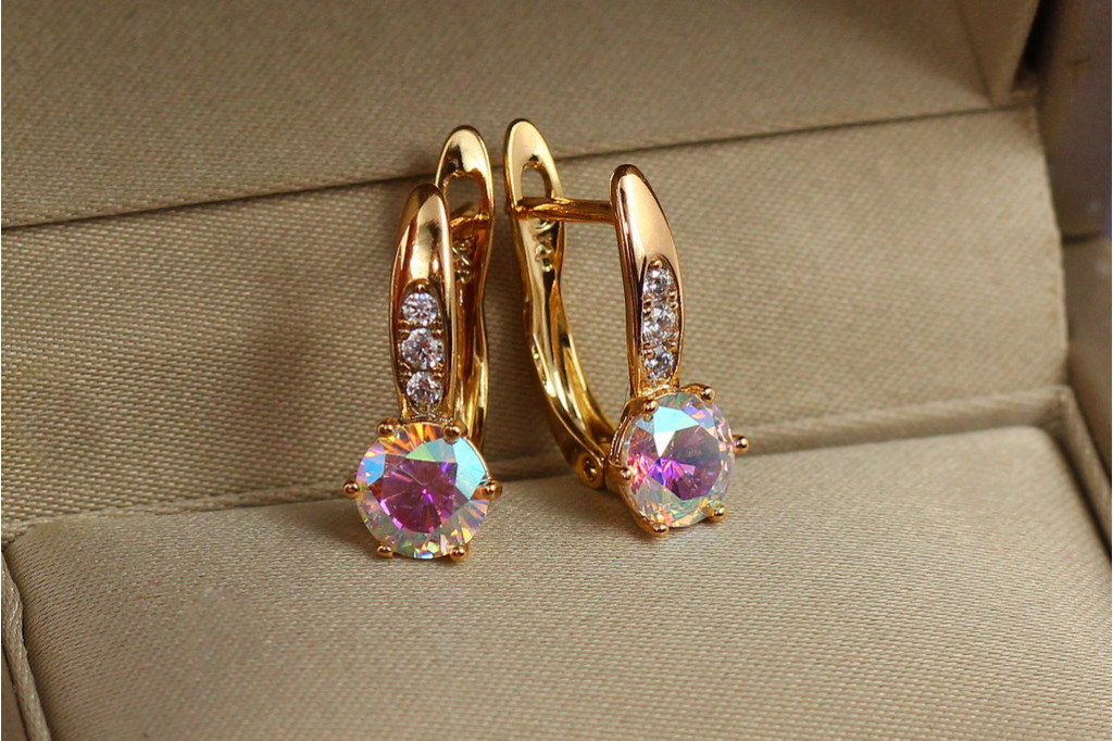 Сережки Xuping Jewelry світлі хамелеони з круглими каменями у шестигранній оправі 1,7 см золотисті