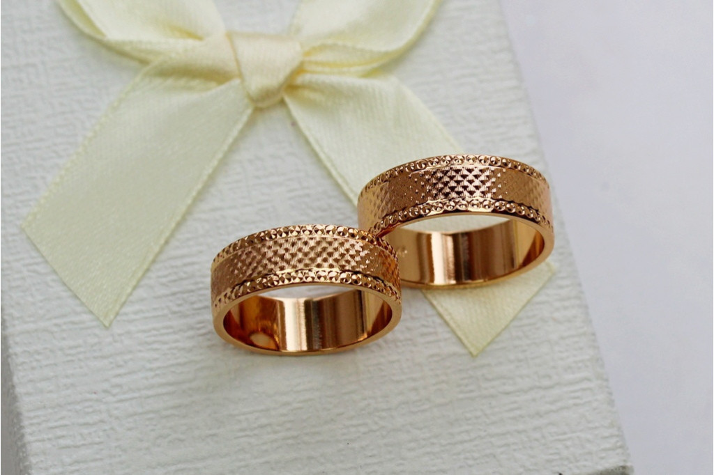 Обручальное кольцо Xuping Jewelry граненая американка 7 мм р 20 золотистое