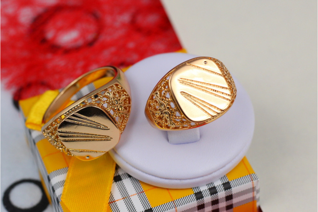 Печатка Xuping Jewelry квадратна з променями на поверхні плетінням з боків р 18 золотиста