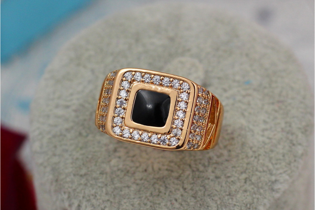 Печатка Xuping Jewelry чорна піраміда з камінням біля підніжжя 19 золотиста