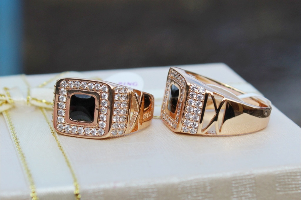 Печатка Xuping Jewelry чорна піраміда з камінням біля підніжжя 19 золотиста