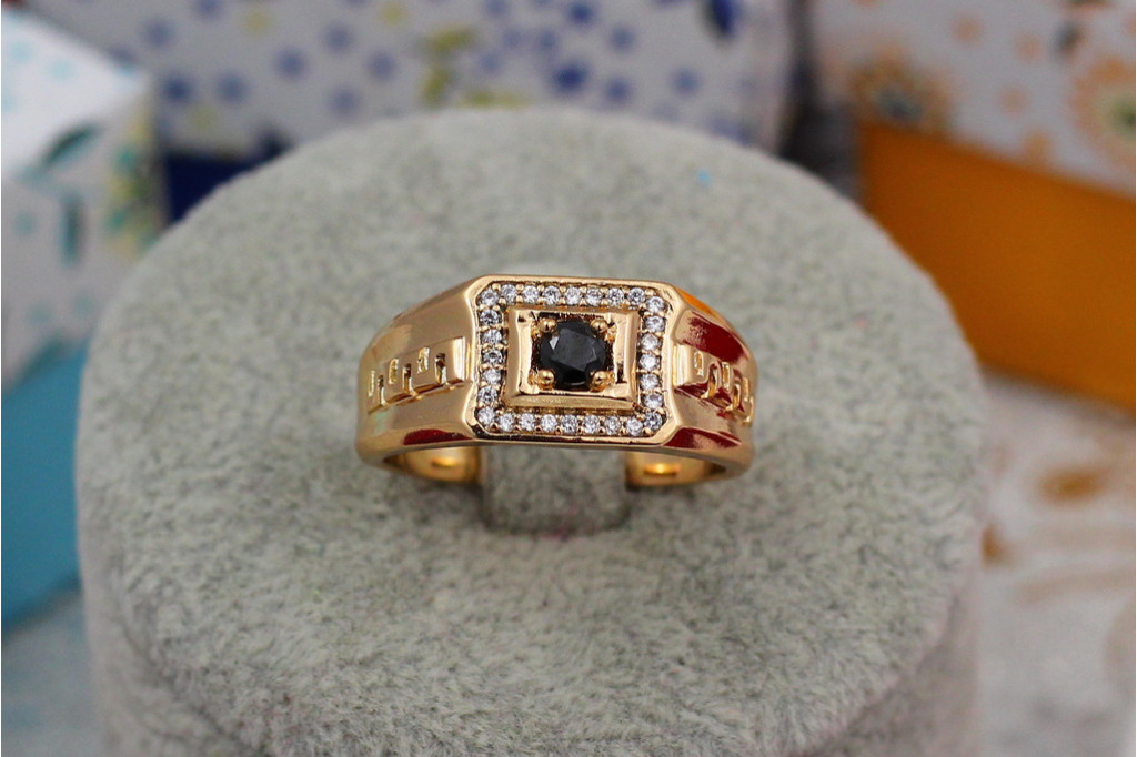 Печатка Xuping Jewelry черный фианит в квадрате по бокам тесненная змейка р 20 золотиста