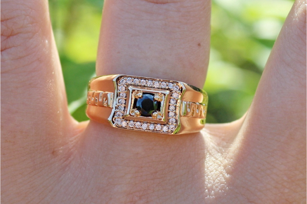 Печатка Xuping Jewelry черный фианит в квадрате по бокам тесненная змейка р 20 золотиста