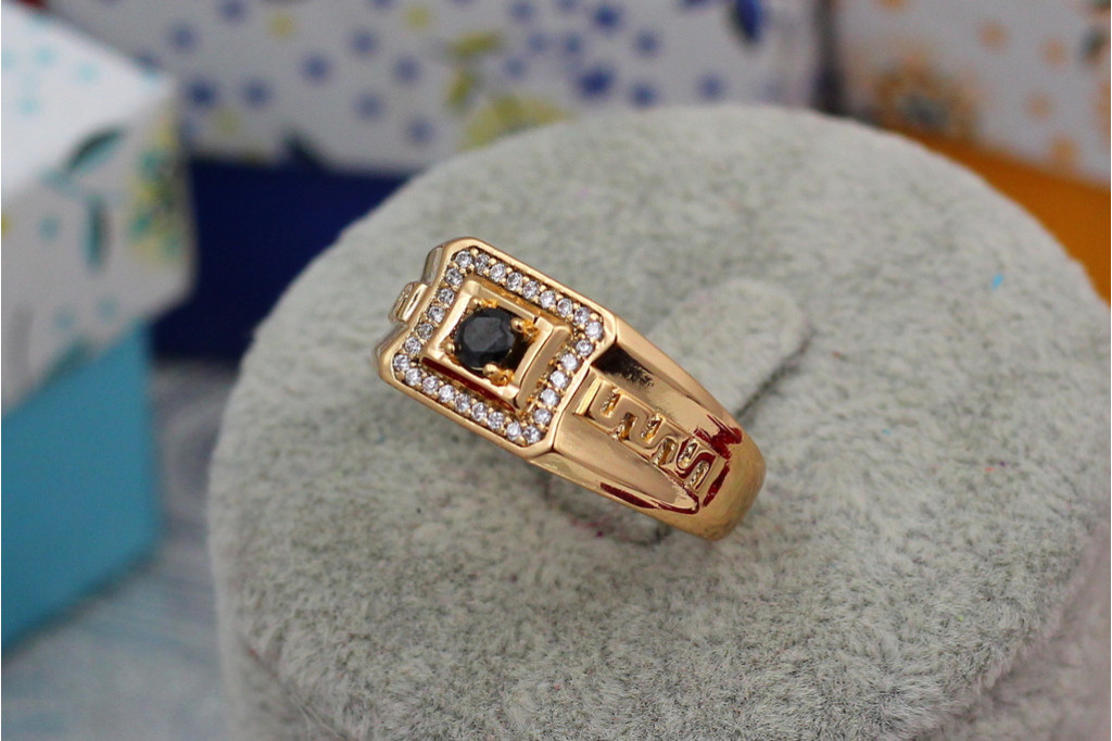 Печатка Xuping Jewelry черный фианит в квадрате по бокам тесненная змейка р 20 золотиста