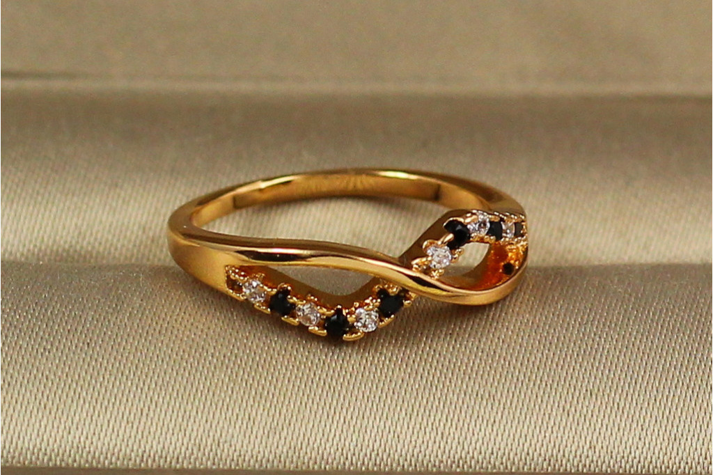 Кольцо Xuping Jewelry бантик с черными камнями детское или фаланговое р 13 золотистое