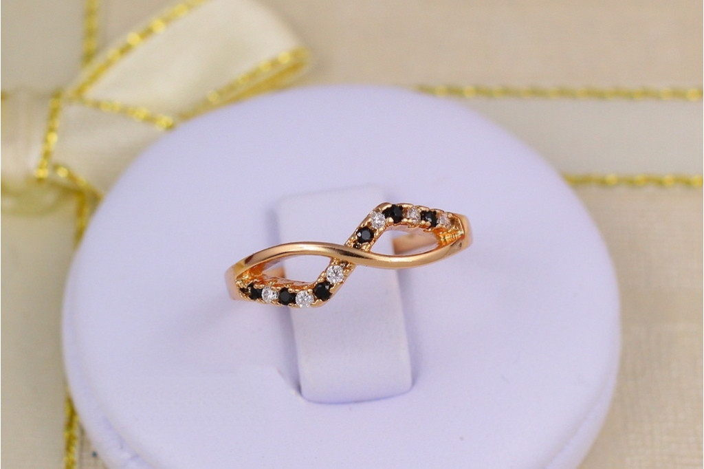 Кольцо Xuping Jewelry бантик с черными камнями детское или фаланговое р 13 золотистое