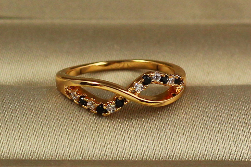 Кольцо Xuping Jewelry бантик с черными камнями детское или фаланговое р 13 золотистое