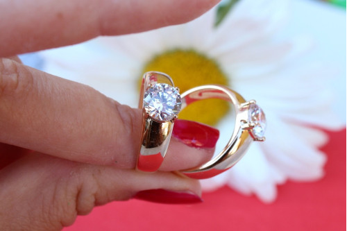 Кольцо Xuping Jewelrу широкое гладкие бока с камнем 8 мм р 16 золотистое