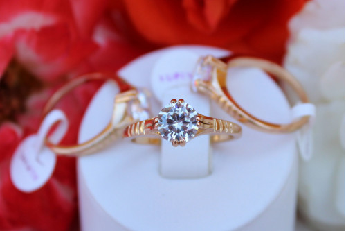 Кольцо Xuping Jewelry лесенка по бокам с камнем 7 мм р 21 золотистое