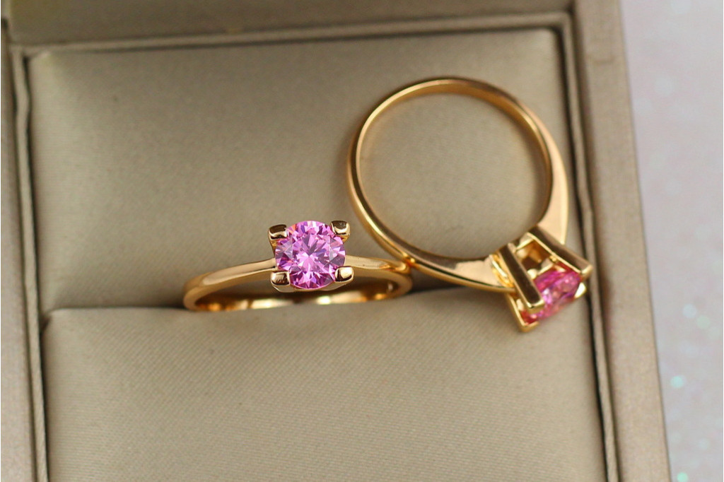 Кольцо Xuping Jewelry тонкое с розовым камнем 6 мм на четыре крепления  р 19 золотистое