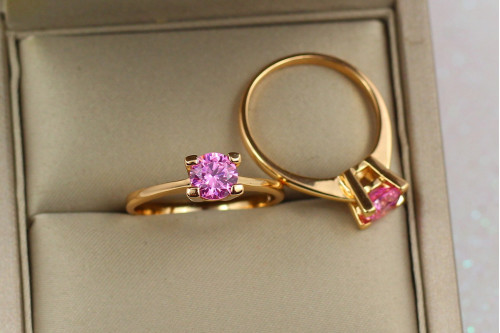 Кольцо Xuping Jewelry тонкое с розовым камнем 6 мм на четыре крепления  р 19 золотистое