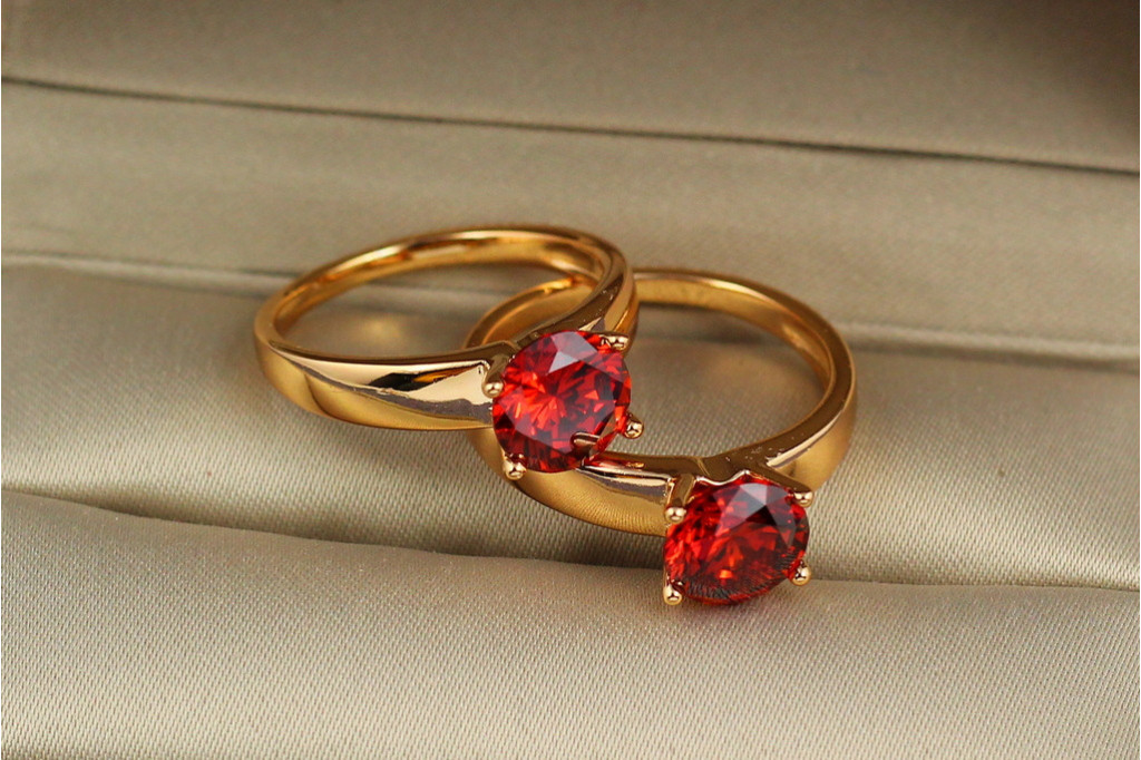 Кольцо Xuping Jewelry широкое гладкое с красным камнем 7 мм р 17  золотистое