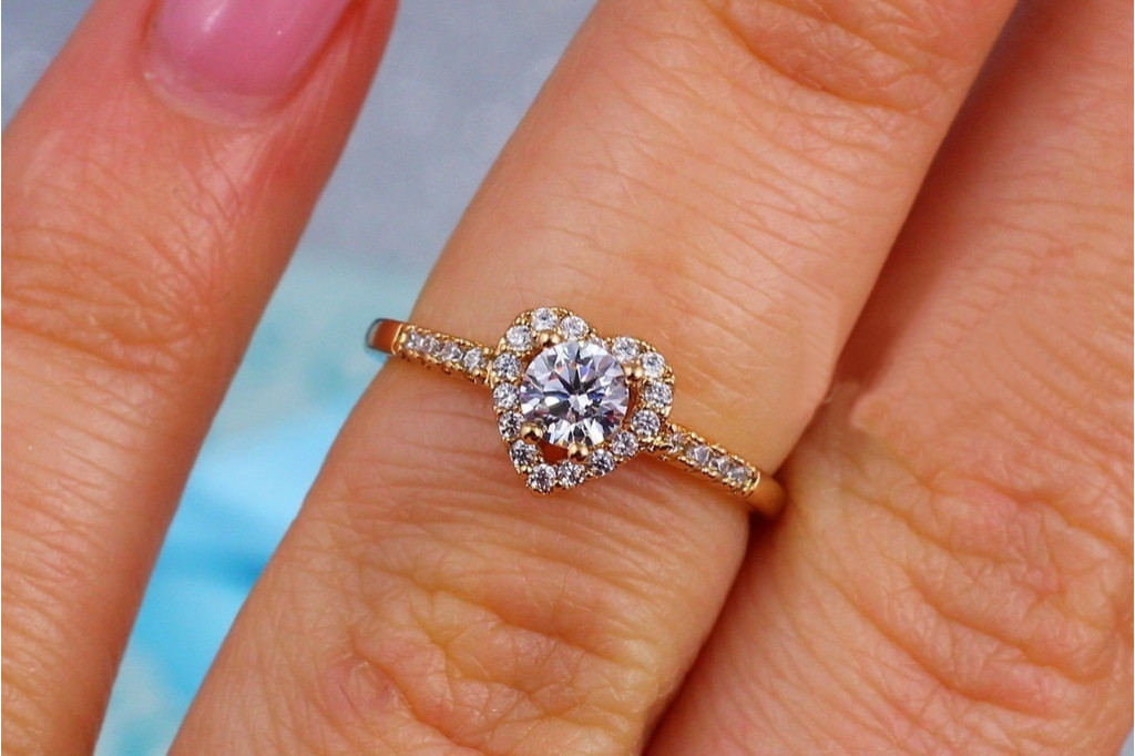 Кольцо Xuping Jewelry сердечко с белым камнем детское р 14 золотистое