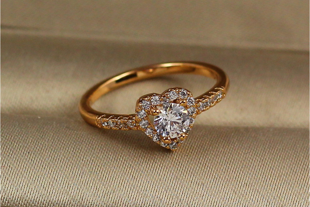 Кольцо Xuping Jewelry сердечко с белым камнем детское р 14 золотистое