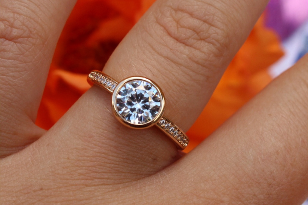 Кольцо Xuping Jewelry камень в ободке 8 мм  р 16 золотистое