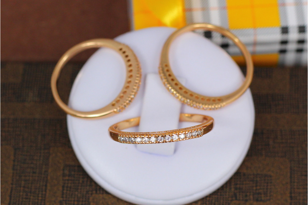 Кольцо  Xuping Jewelry гребешок тонкая дорожка из камней  р 19 золотистое